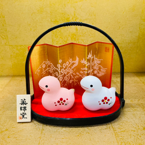 2025 招福干支 干支 蛇 巳年置物 錦彩招福巳(紅白)小手籠付 インテリア