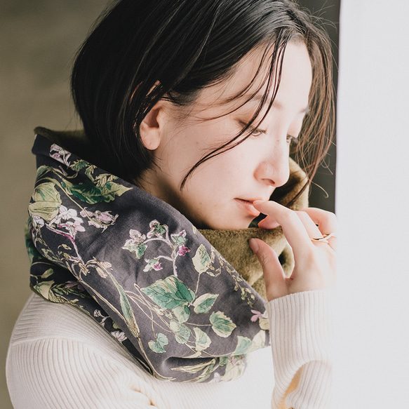 簡単にオシャレしたい！ 二重巻き メルトン フリース リバーシブル スヌード リネン ボタニカル グレー 9枚目の画像