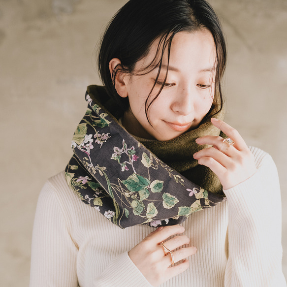 簡単にオシャレしたい！ 二重巻き メルトン フリース リバーシブル スヌード リネン ボタニカル グレー 2枚目の画像