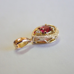 レッドスピネル　シンプルスターダスト梨地　ペンダントトップ１８金イエローゴールド　ダイヤモンド入り 7枚目の画像