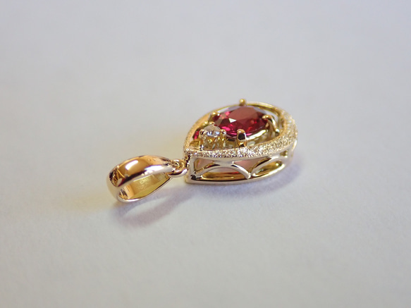 レッドスピネル　シンプルスターダスト梨地　ペンダントトップ１８金イエローゴールド　ダイヤモンド入り 7枚目の画像