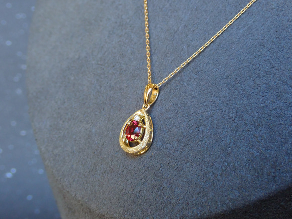 レッドスピネル　シンプルスターダスト梨地　ペンダントトップ１８金イエローゴールド　ダイヤモンド入り 3枚目の画像
