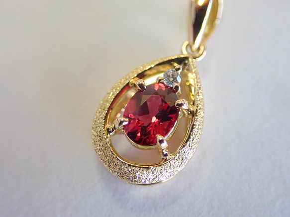 レッドスピネル　シンプルスターダスト梨地　ペンダントトップ１８金イエローゴールド　ダイヤモンド入り 11枚目の画像