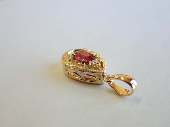 レッドスピネル　シンプルスターダスト梨地　ペンダントトップ１８金イエローゴールド　ダイヤモンド入り 10枚目の画像