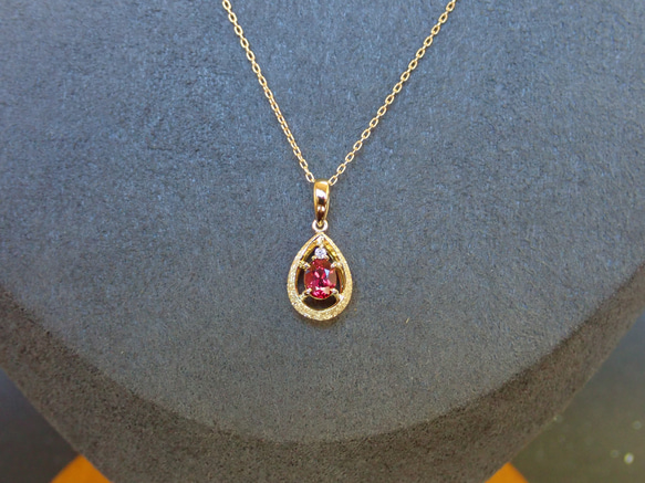 レッドスピネル　シンプルスターダスト梨地　ペンダントトップ１８金イエローゴールド　ダイヤモンド入り 4枚目の画像