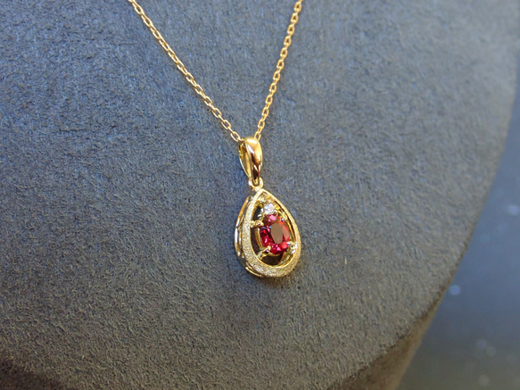 レッドスピネル　シンプルスターダスト梨地　ペンダントトップ１８金イエローゴールド　ダイヤモンド入り 2枚目の画像