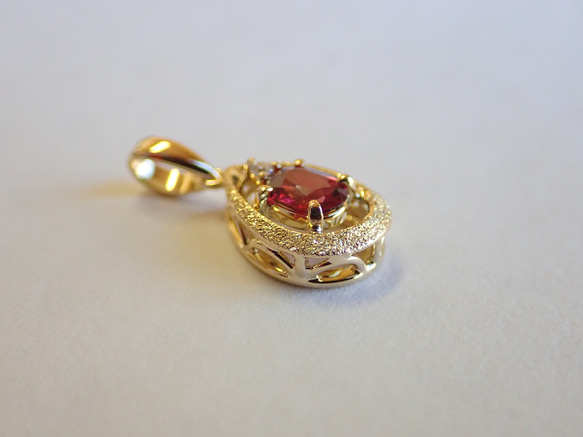 レッドスピネル　シンプルスターダスト梨地　ペンダントトップ１８金イエローゴールド　ダイヤモンド入り 8枚目の画像