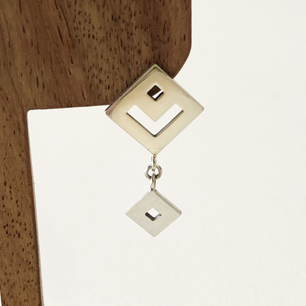 民族模様のパーツが揺れるシルバーピアス