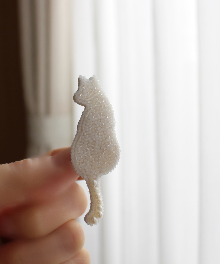 白猫ブローチ(後ろ向きパールしっぽ)オートクチュール刺繍ブローチ　creema限定作品 4,473円