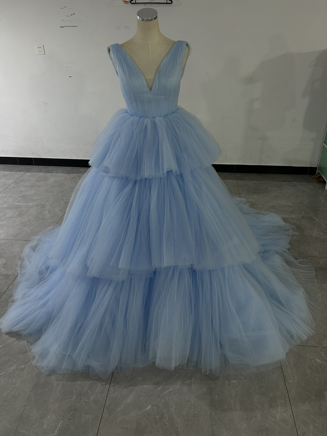 カラードレス ブルー Vネック 背中見せ 柔らかく重ねたチュールスカート 編み上げ 優雅なシルエット