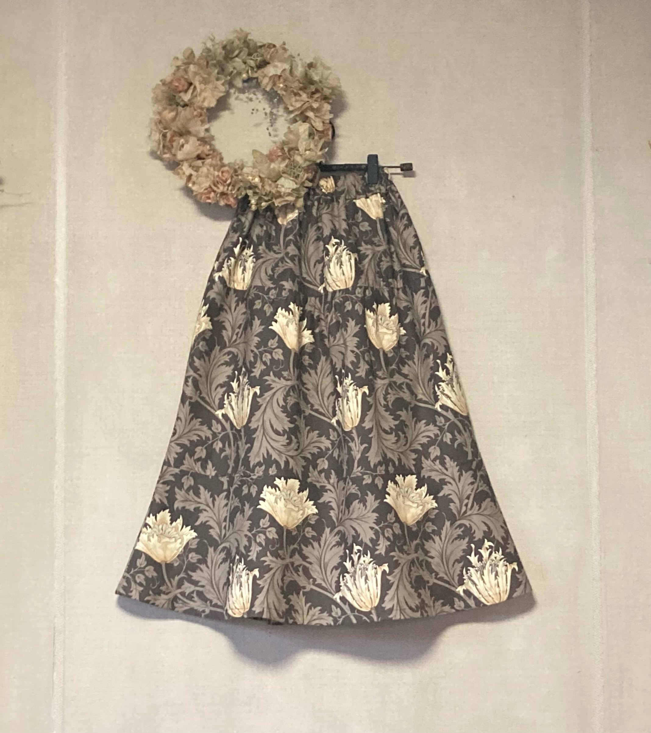 モリス　アネモネ（Charcoal）ふんわりフェミニンスカート　ティアード　moda生地　Morris Anemone