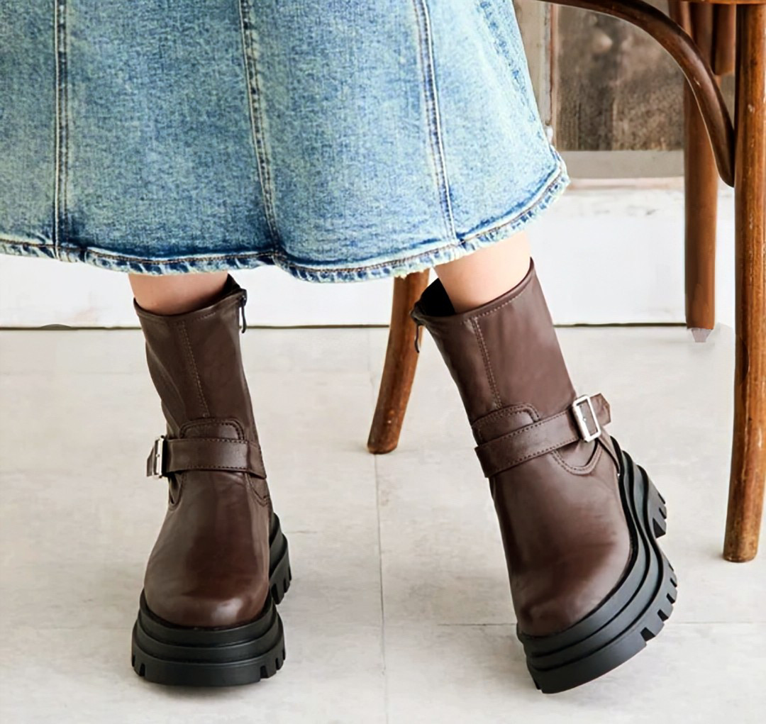 幅広い年齢層の女性に履いていただけるフォルム・軽量厚底・柔らか～い・エンジニアブーツ