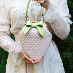 白苺がま口バッグ2WAY（牛革製） 3枚目の画像