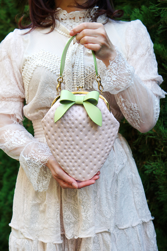 白苺がま口バッグ2WAY（牛革製） 3枚目の画像