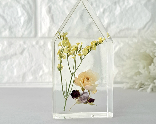 ミニ白バラとスターチス 手のひらサイズ ハウス型フラワーレジン 枯れ