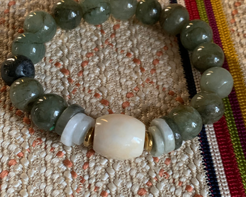 あずきちゃんミャンマー翡翠　九眼天珠　③ 希少：乳黄色の三眼白天珠とミャンマー翡翠のブレスレット