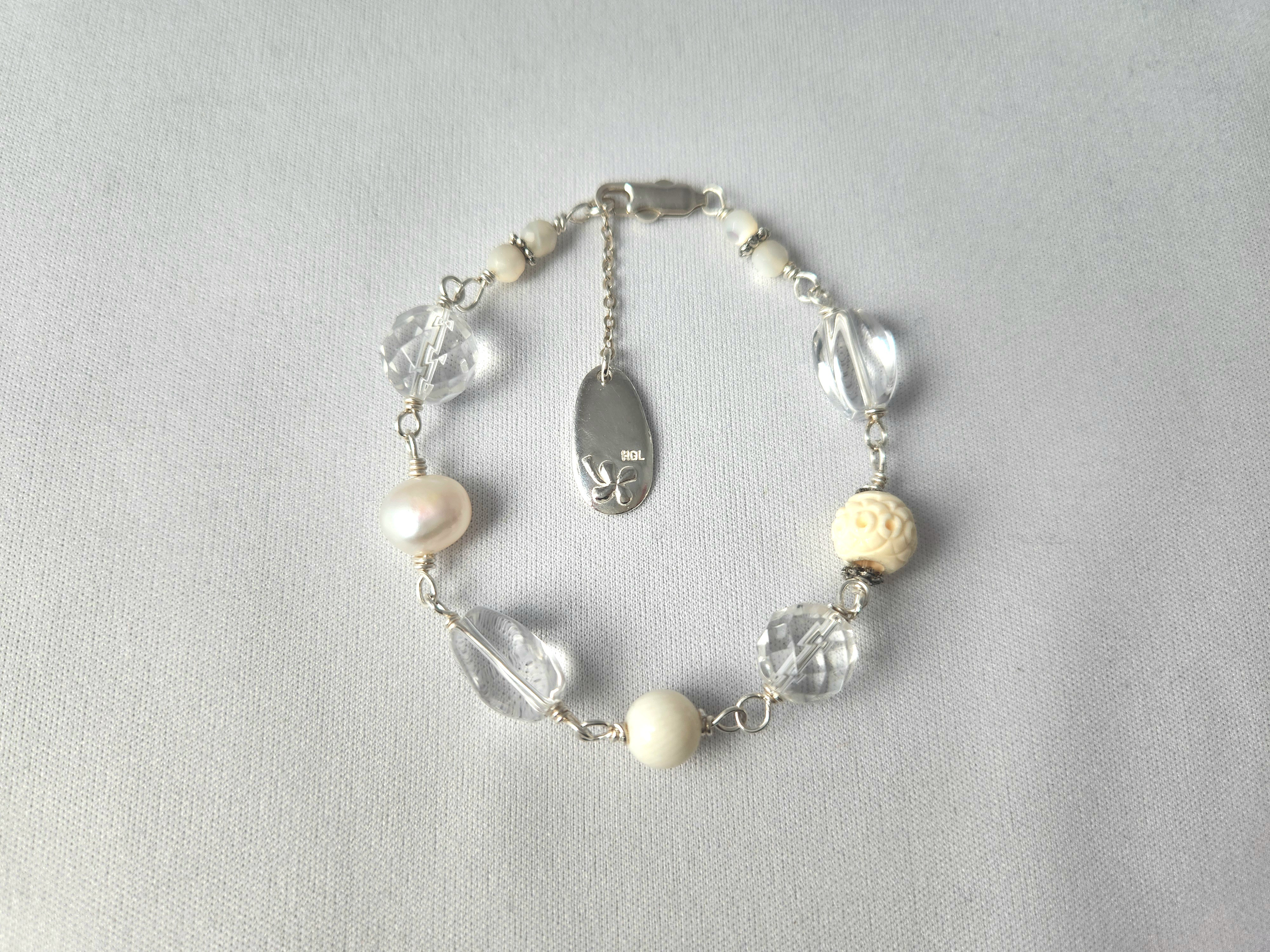 水晶と白サンゴと淡水真珠とボーンと白蝶貝のシルバー製のブレスレット