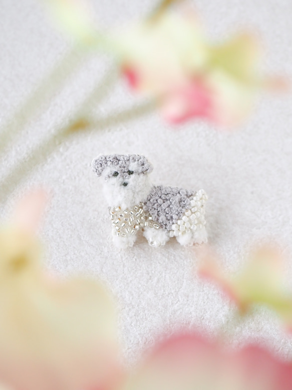 シュナウザーのブローチ/バッグチャーム　✴︎刺繍　ビーズ 2枚目の画像