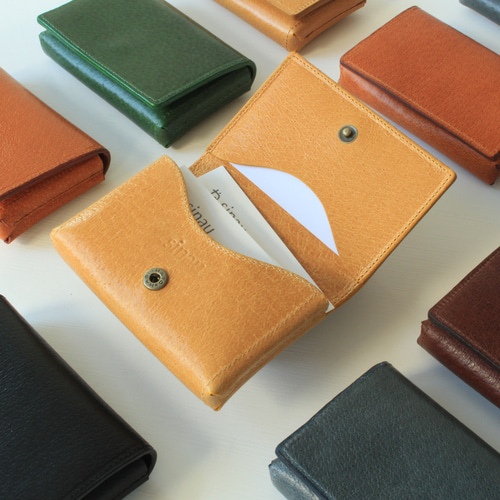 2＋1ポケットの本革名刺入れ／カードケース 3つのポケットに分けて