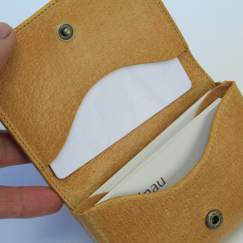 2＋1ポケットの本革名刺入れ／カードケース 3つのポケットに分けて