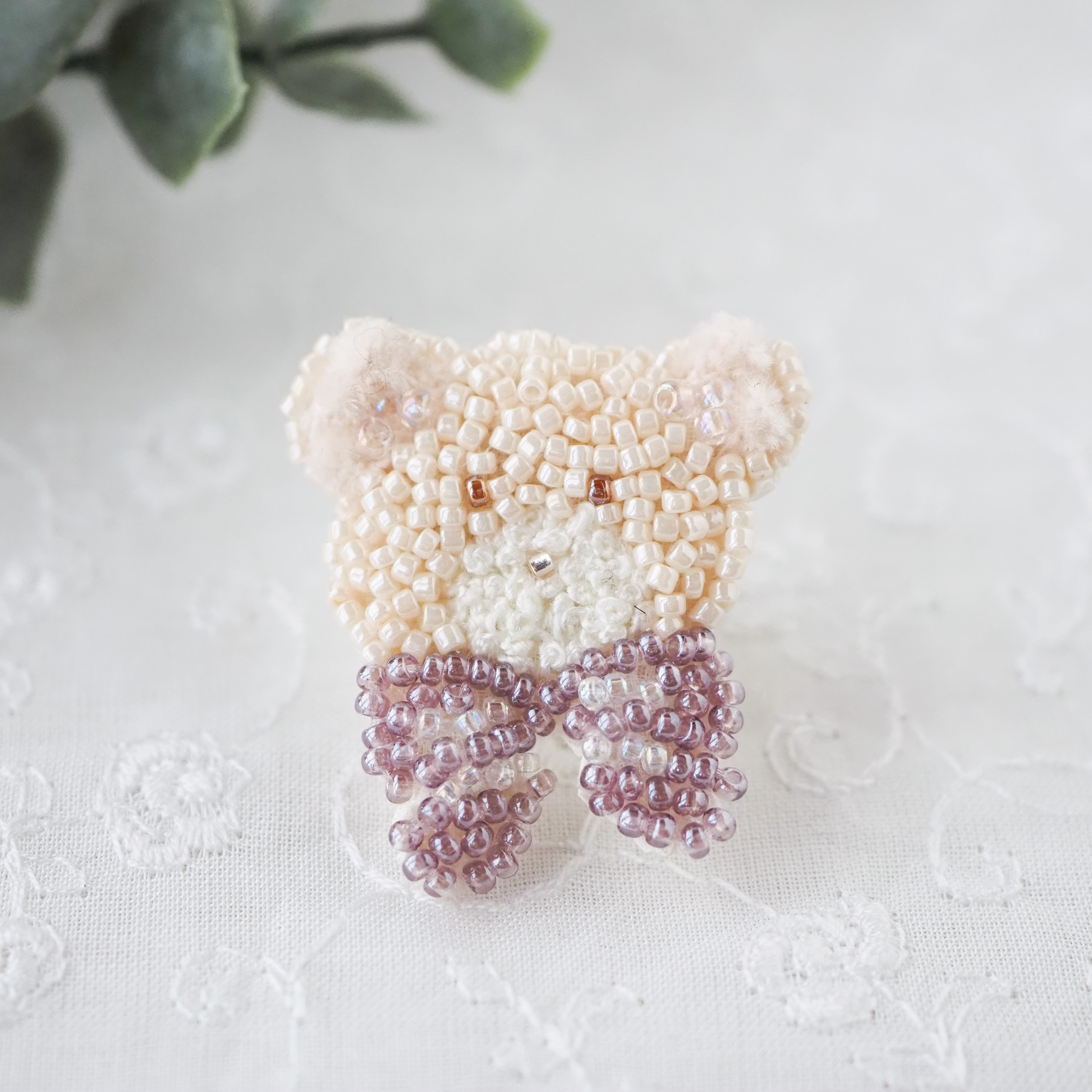 おめかしリボン くまのブローチ / バッグチャーム ✴︎ 刺繍　ビーズ