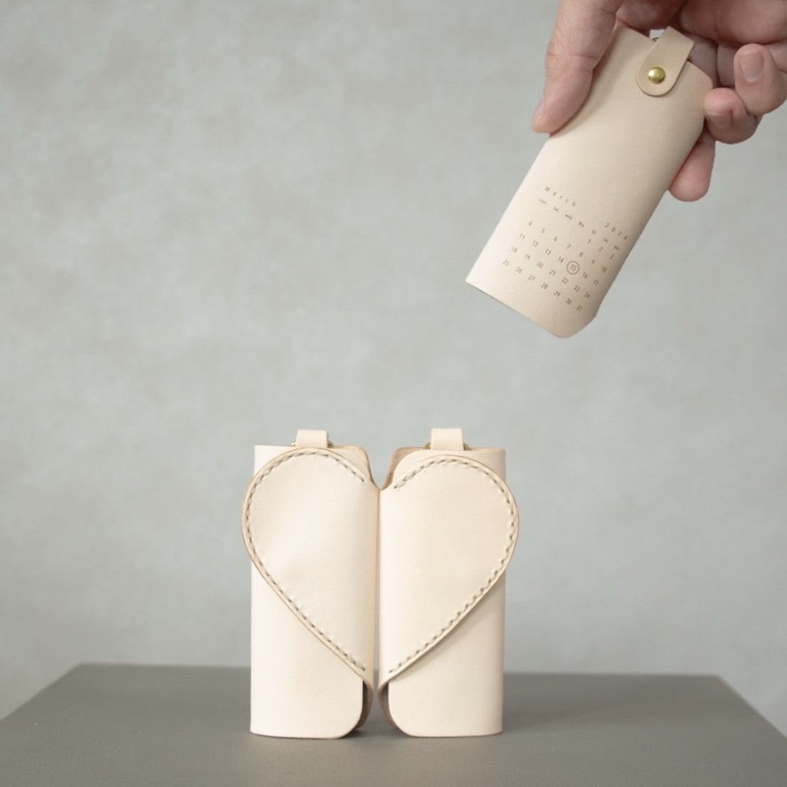 【大切な日を刻む】お揃いで使いたい ハートデザインのペアキーケース