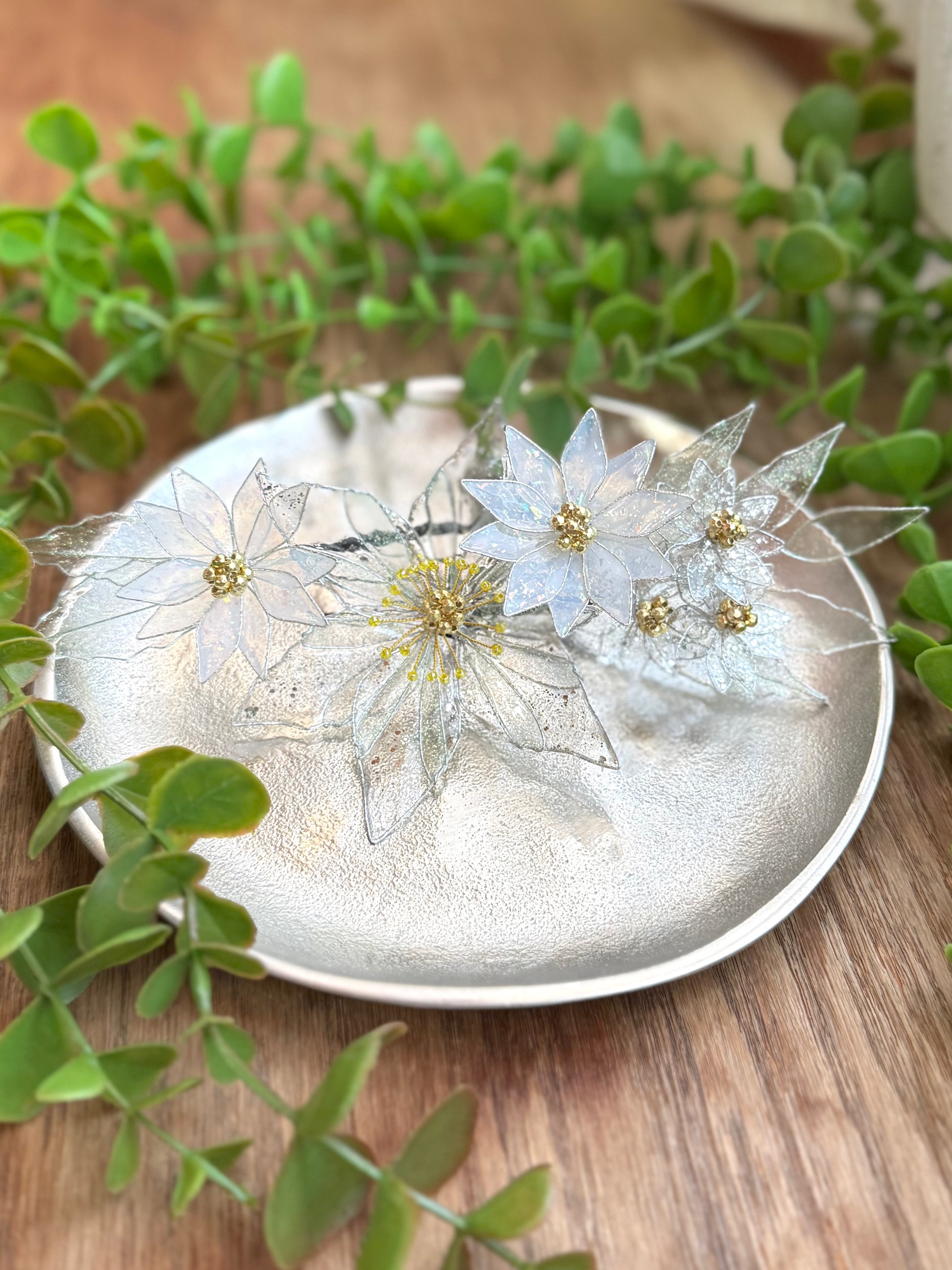 冬の花の髪飾り《氷》  ＊アメリカンフラワー ＊ディップフラワー ＊結婚式 ＊成人式