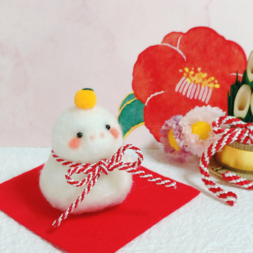 はぐ　お正月飾り　羊毛フェルト 2025年干支のお正月飾り松飾とヘビさん鏡餅(白) 巳年羊毛フェルト 羊毛