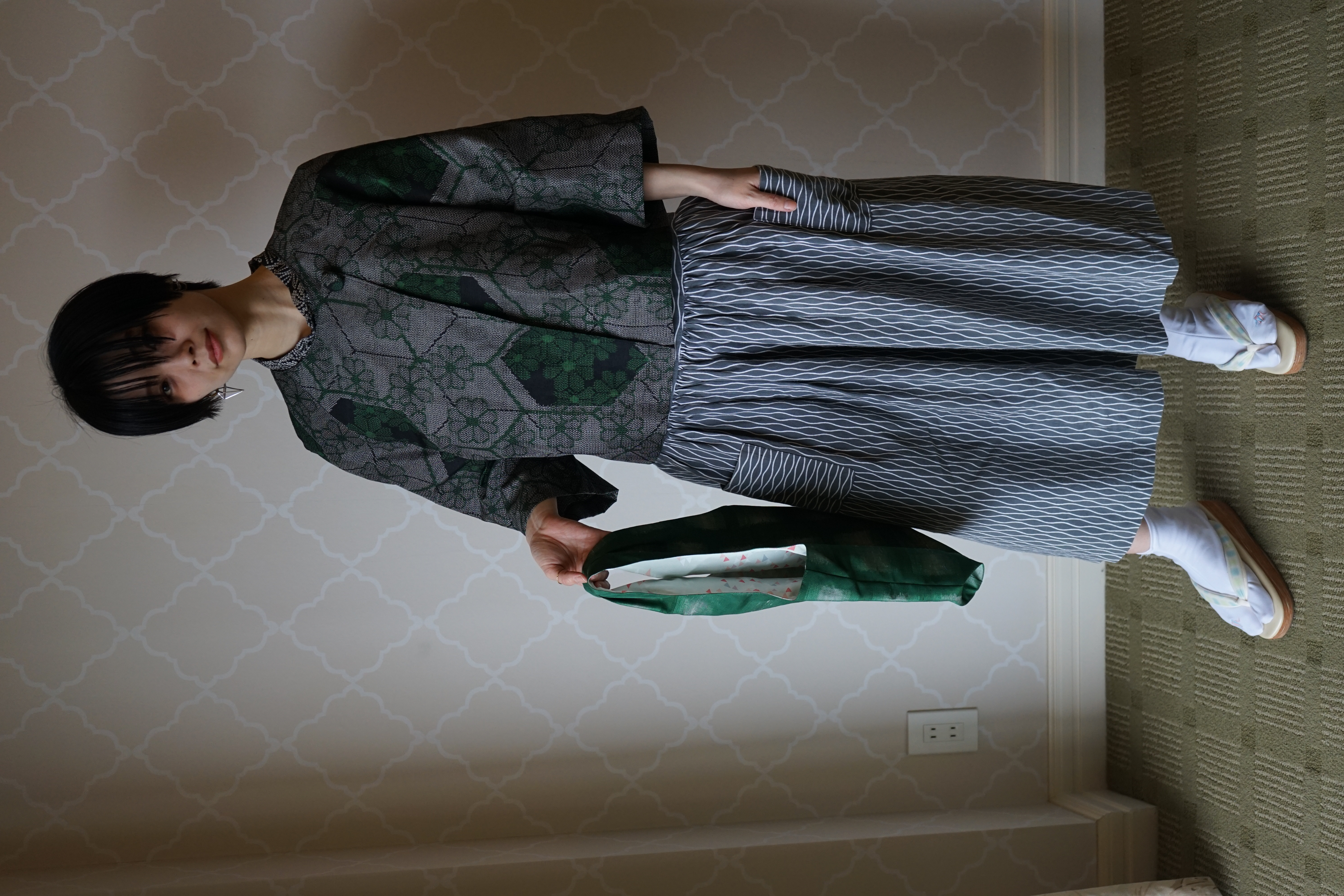 【送料無料】【Sale】同じ柄のくるみボタンがかわいい着物の反物で仕上げたボレロ。