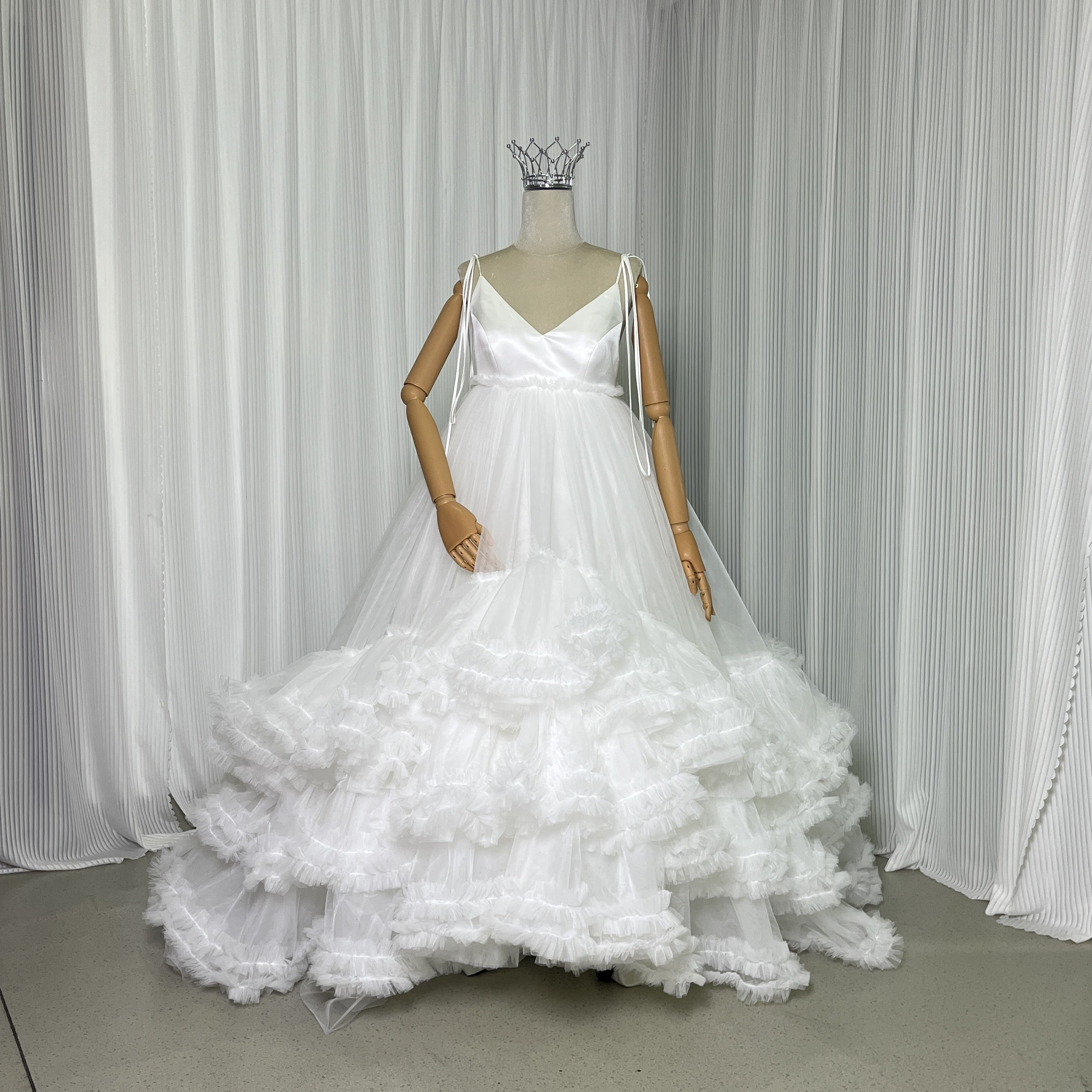 送料無料！ウェディングドレス カラードレス ラッフルフリル キャミソール Vネック オフホワイト ソフトチュール
