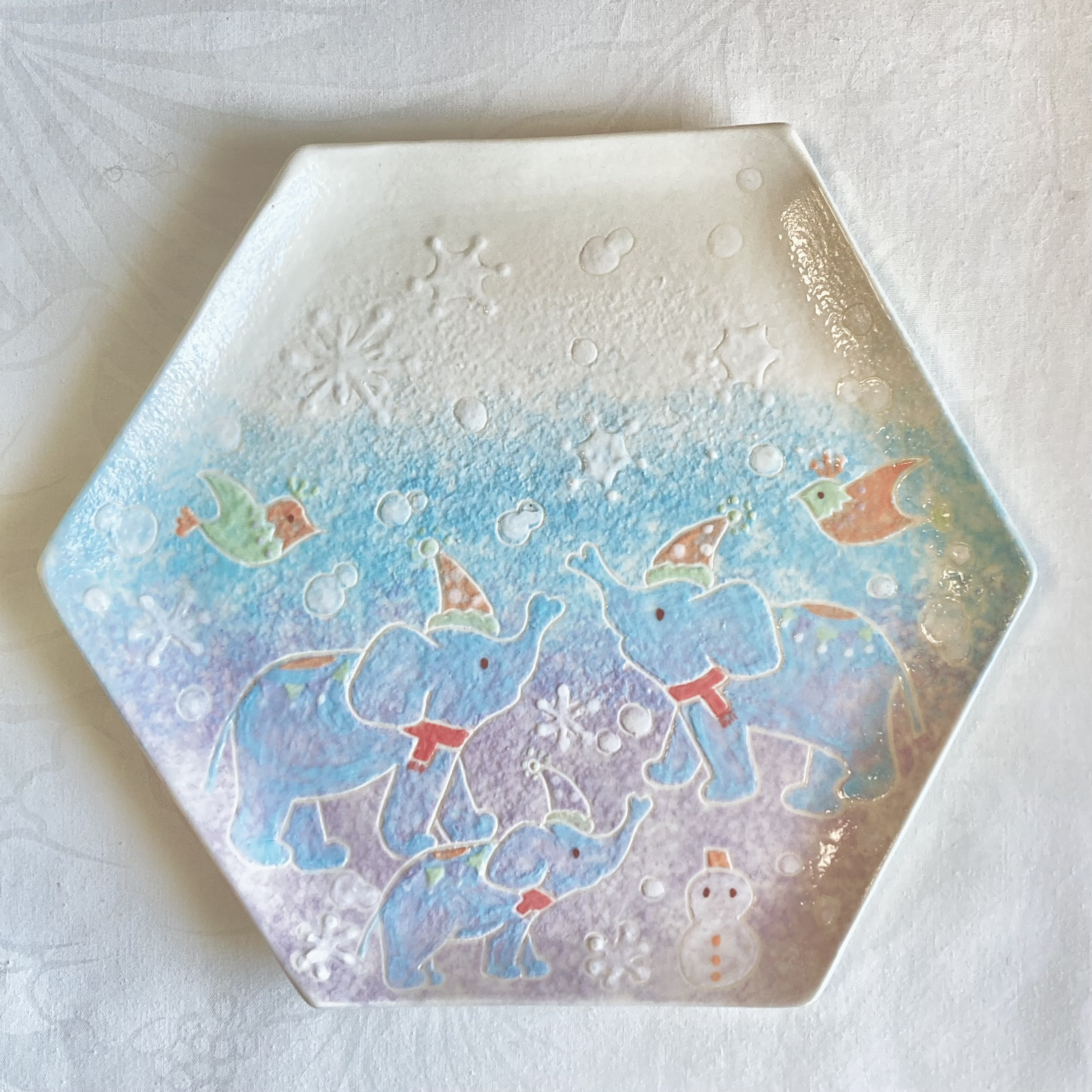 ○ 雪の中のゾウさん六角平皿 ○