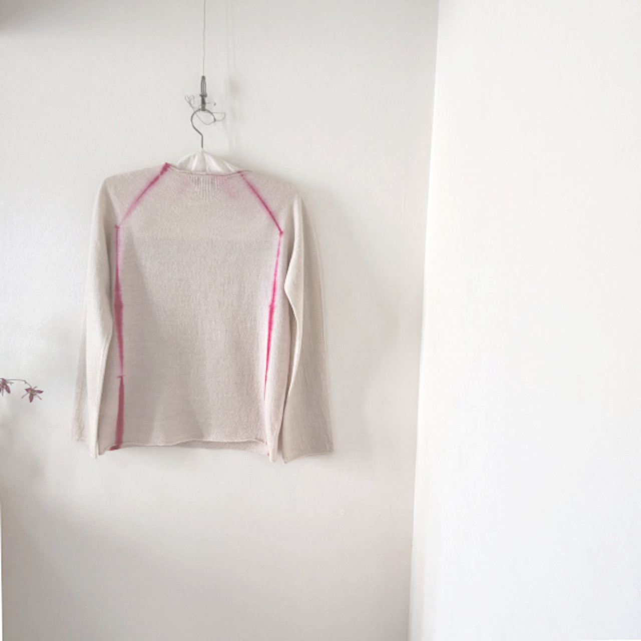 シンプルな赤いラインと優しいベージュcollarライトニット～シームレスでウール100％の日本製