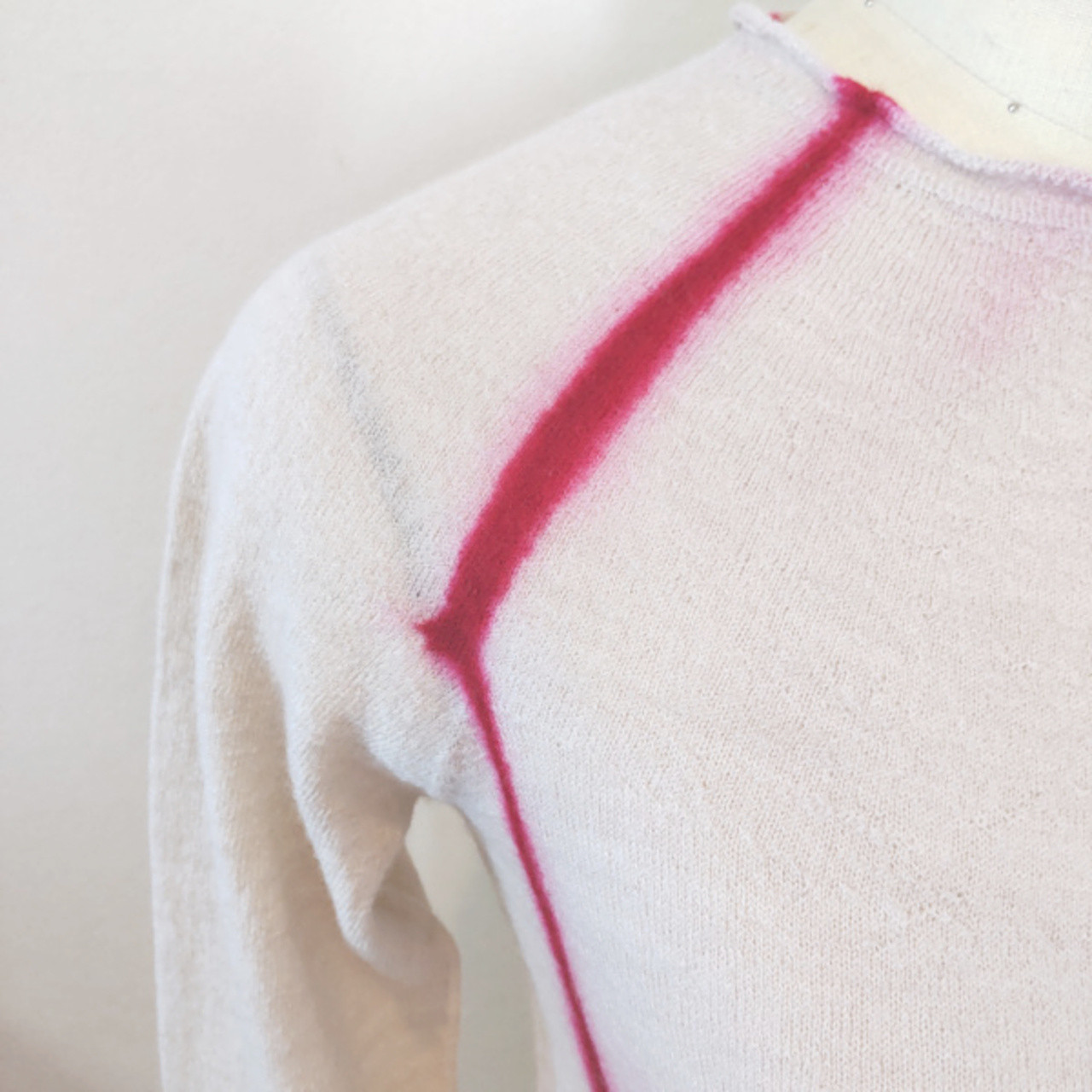 シンプルな赤いラインと優しいベージュcollarライトニット～シームレスでウール100％の日本製