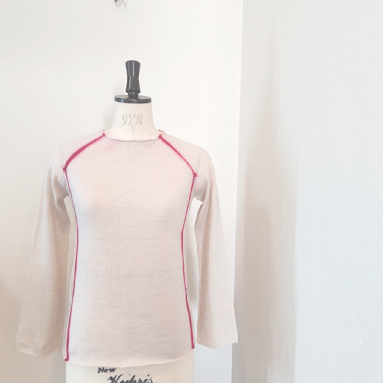 シンプルな赤いラインと優しいベージュcollarライトニット～シームレスでウール100％の日本製