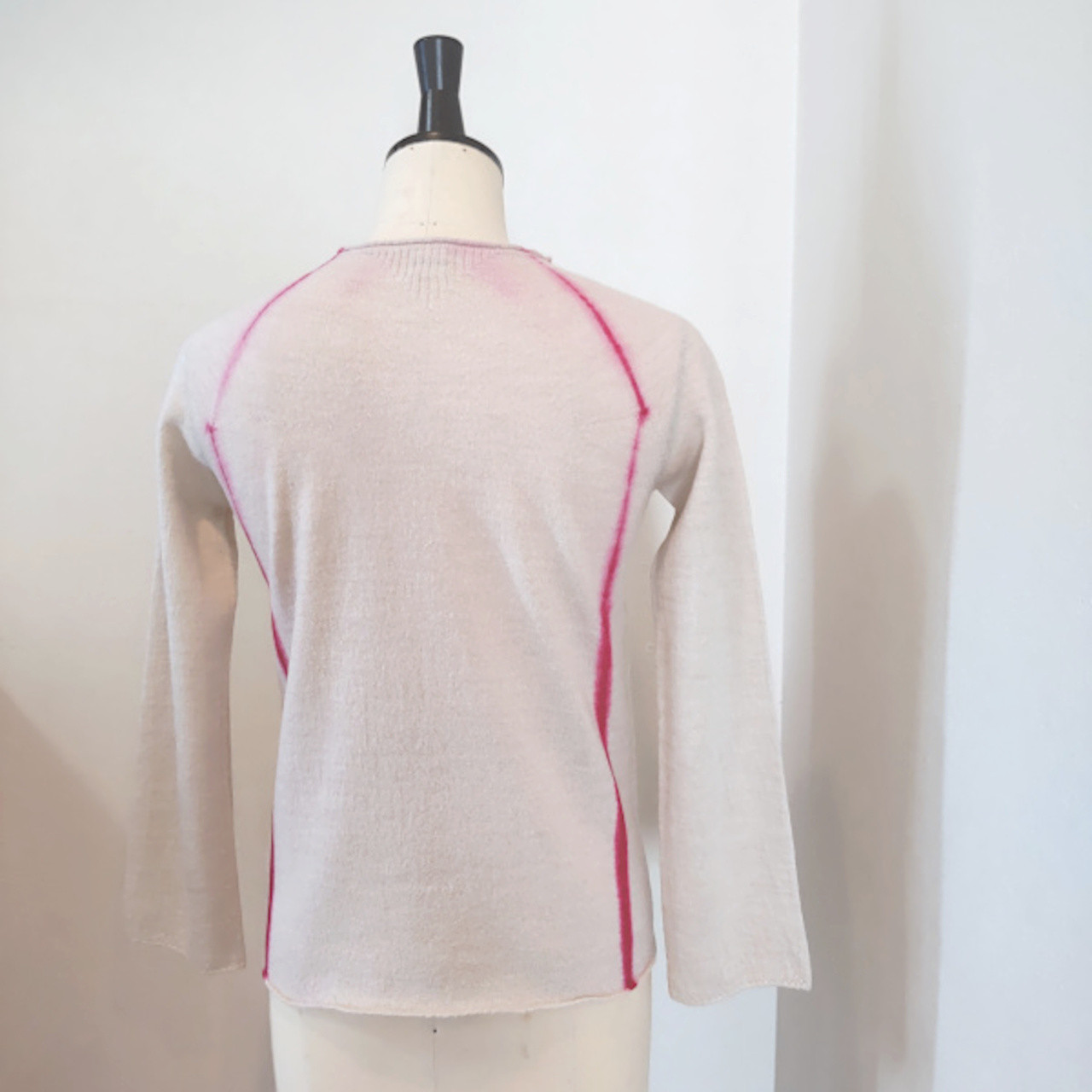 シンプルな赤いラインと優しいベージュcollarライトニット～シームレスでウール100％の日本製