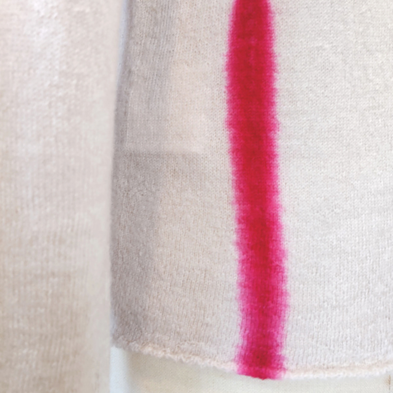 シンプルな赤いラインと優しいベージュcollarライトニット～シームレスでウール100％の日本製
