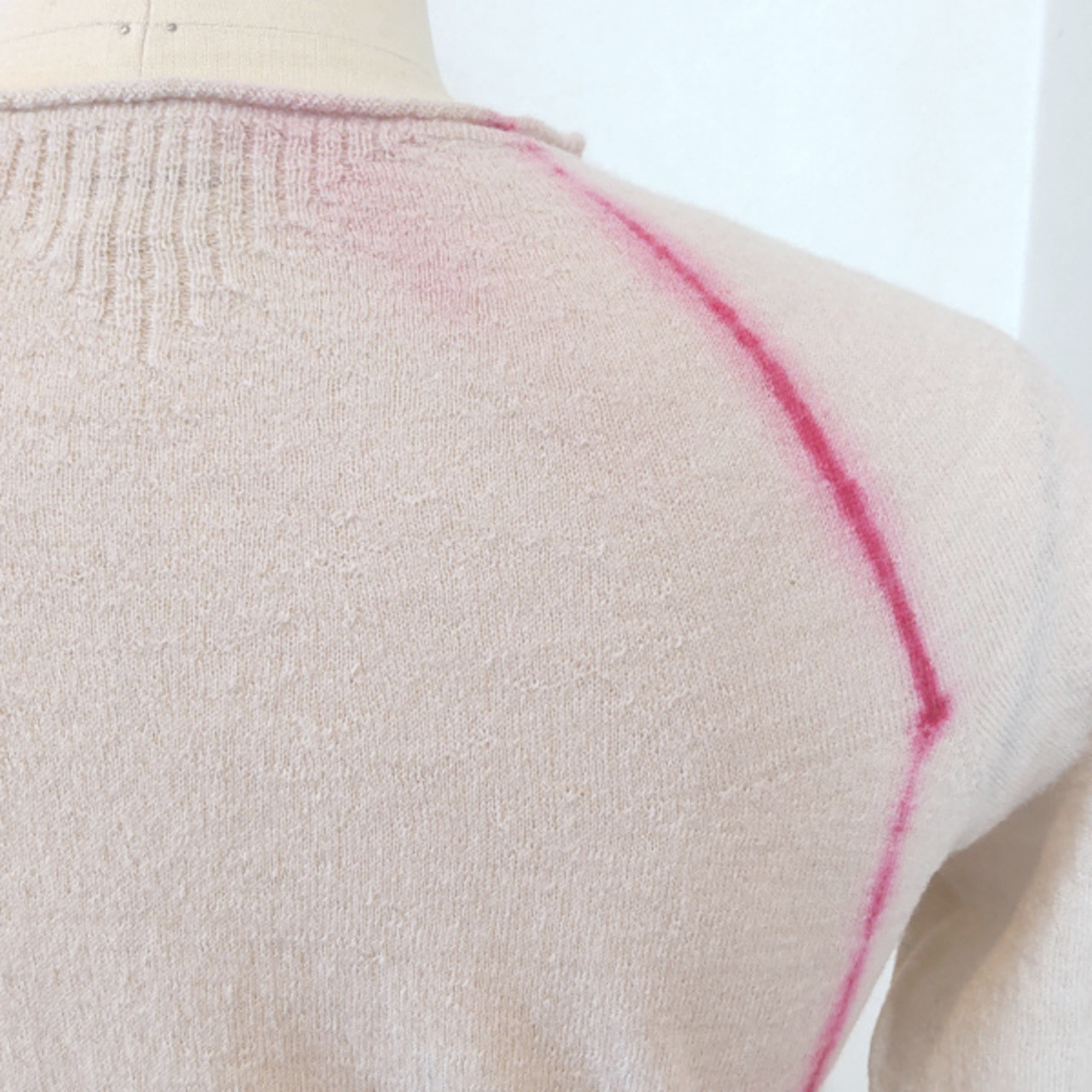 シンプルな赤いラインと優しいベージュcollarライトニット～シームレスでウール100％の日本製