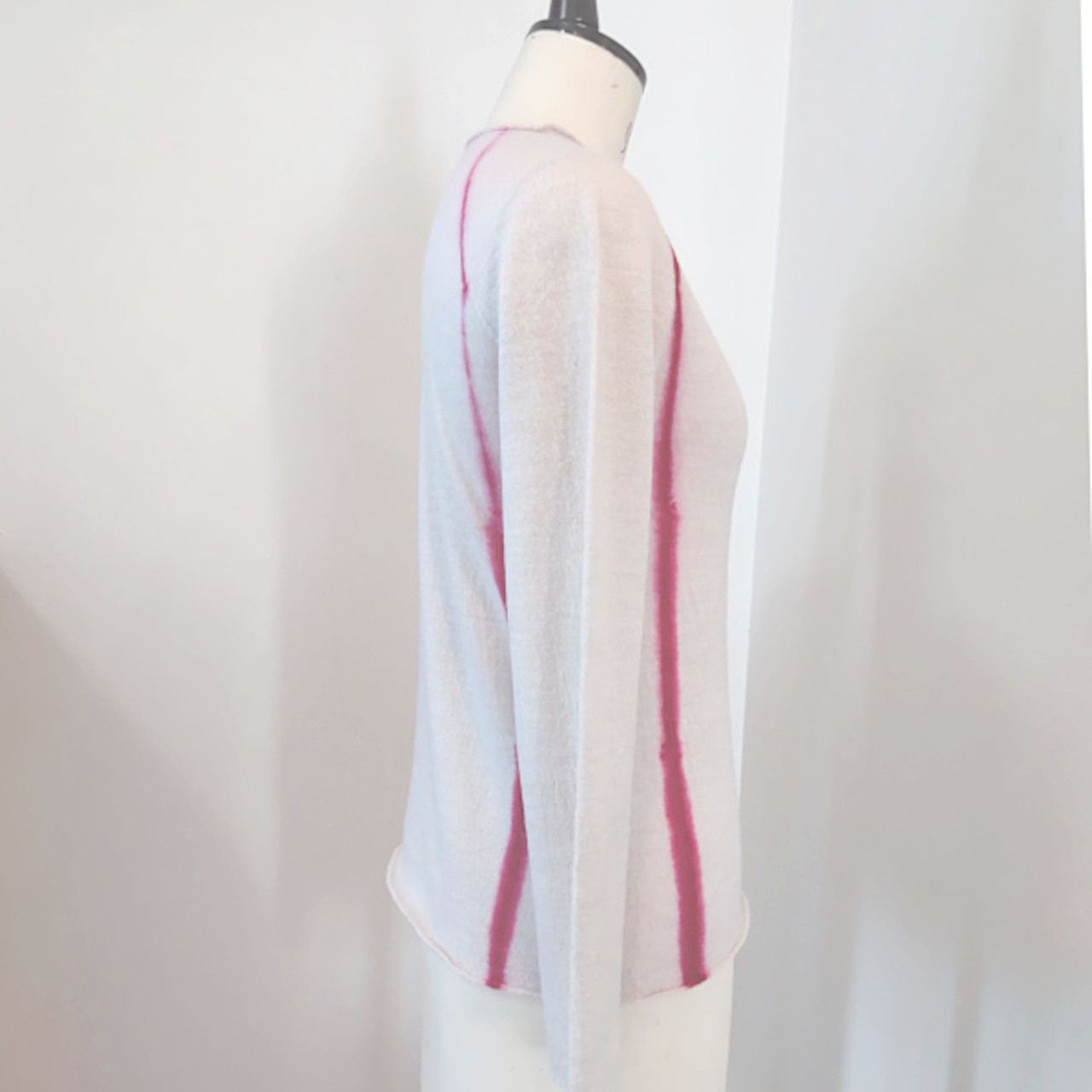 シンプルな赤いラインと優しいベージュcollarライトニット～シームレスでウール100％の日本製