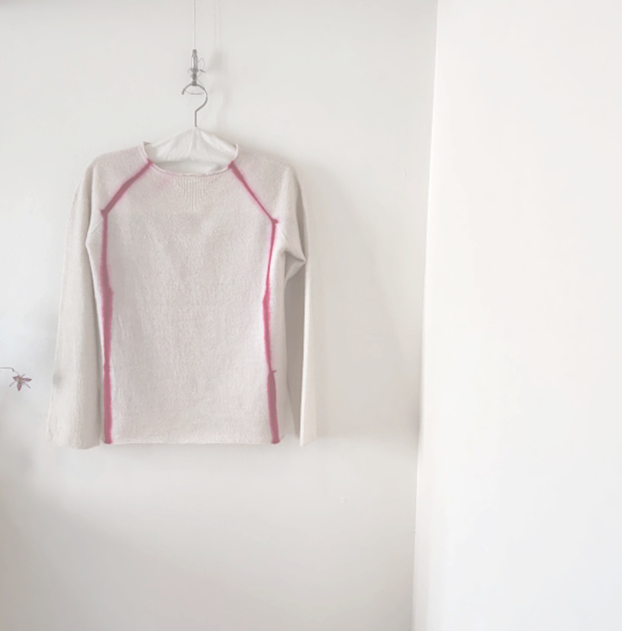 シンプルな赤いラインと優しいベージュcollarライトニット～シームレスでウール100％の日本製ニット・セーター