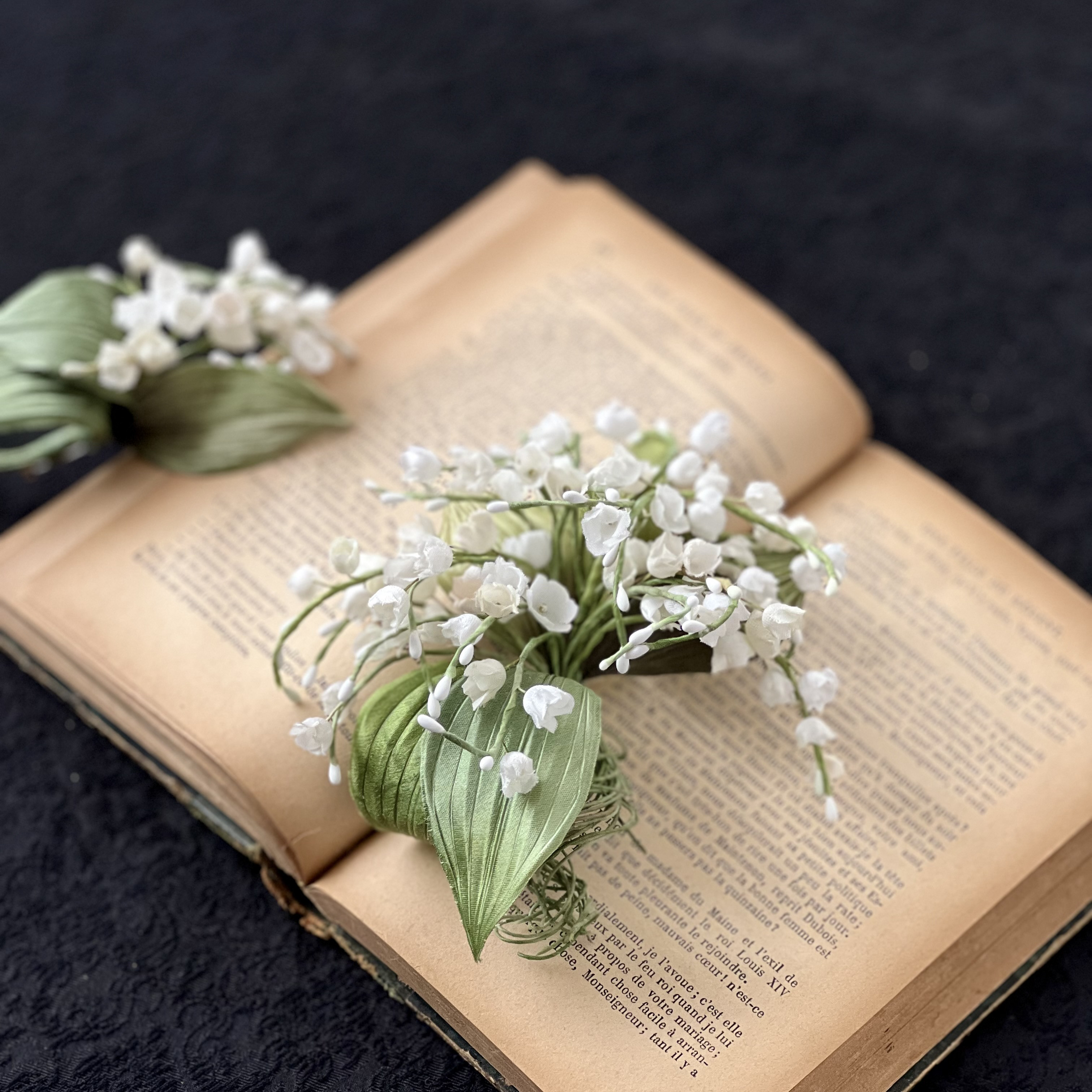 たっぷりとしたスズランのコサージュ　染め花　布花