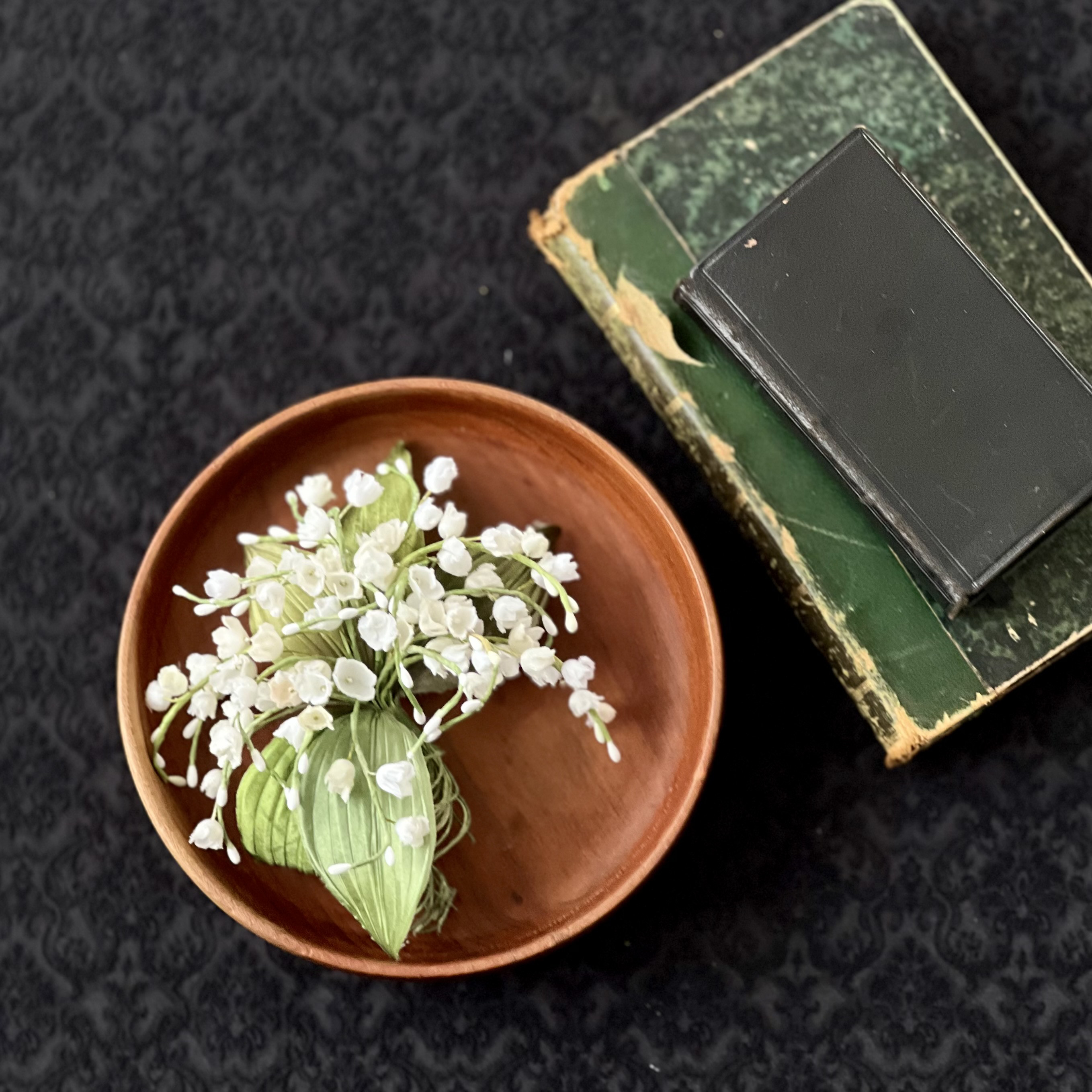 たっぷりとしたスズランのコサージュ　染め花　布花