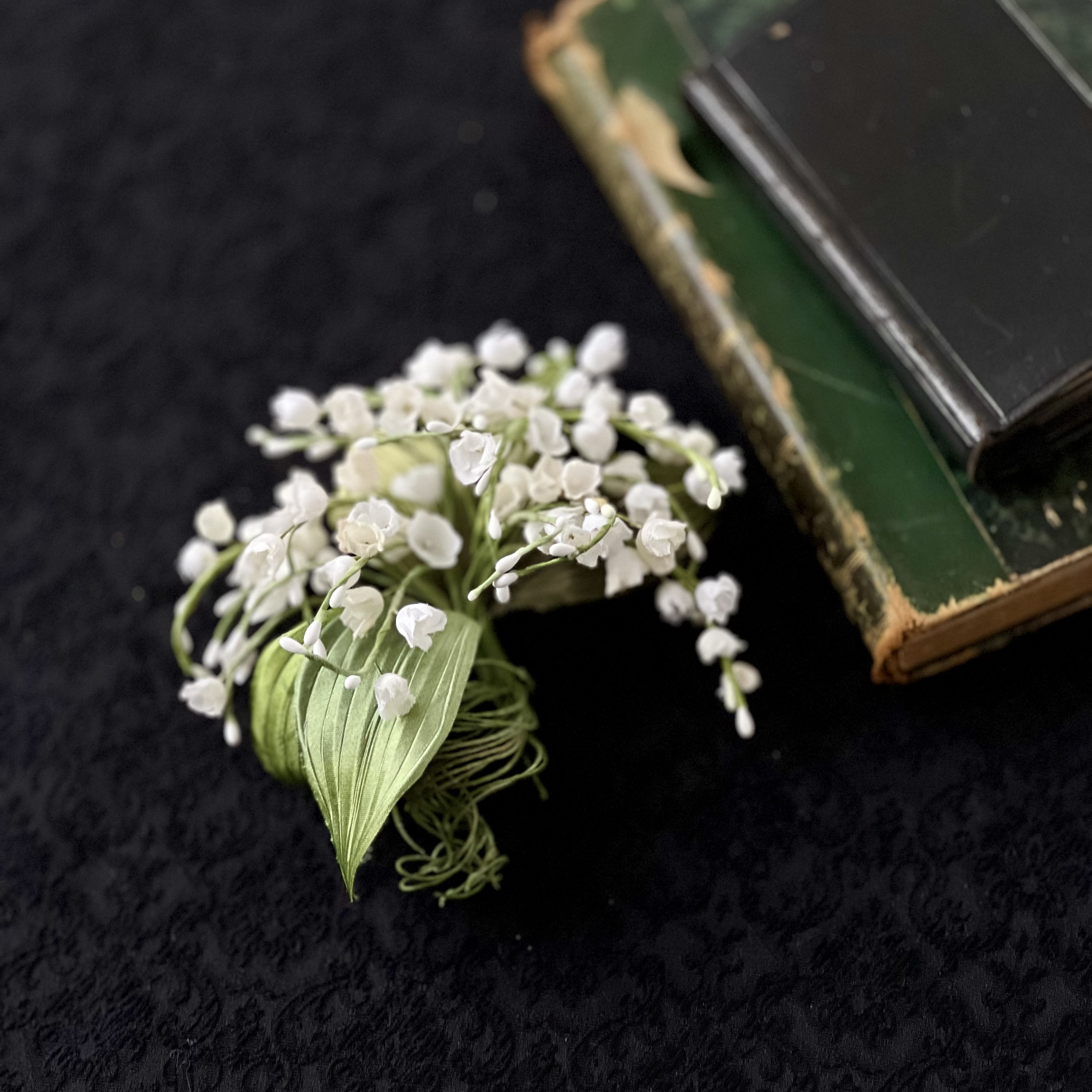 たっぷりとしたスズランのコサージュ　染め花　布花