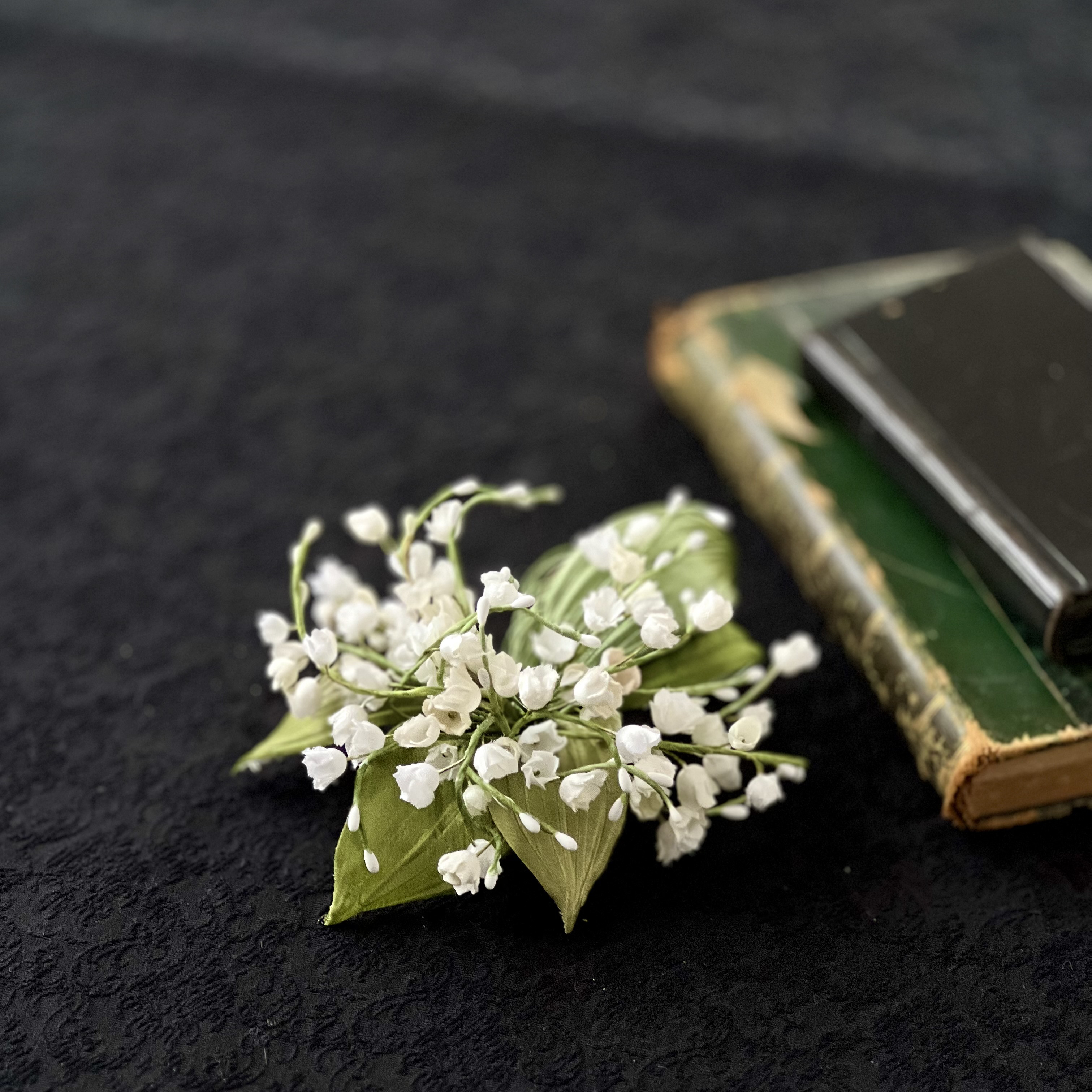 たっぷりとしたスズランのコサージュ　染め花　布花