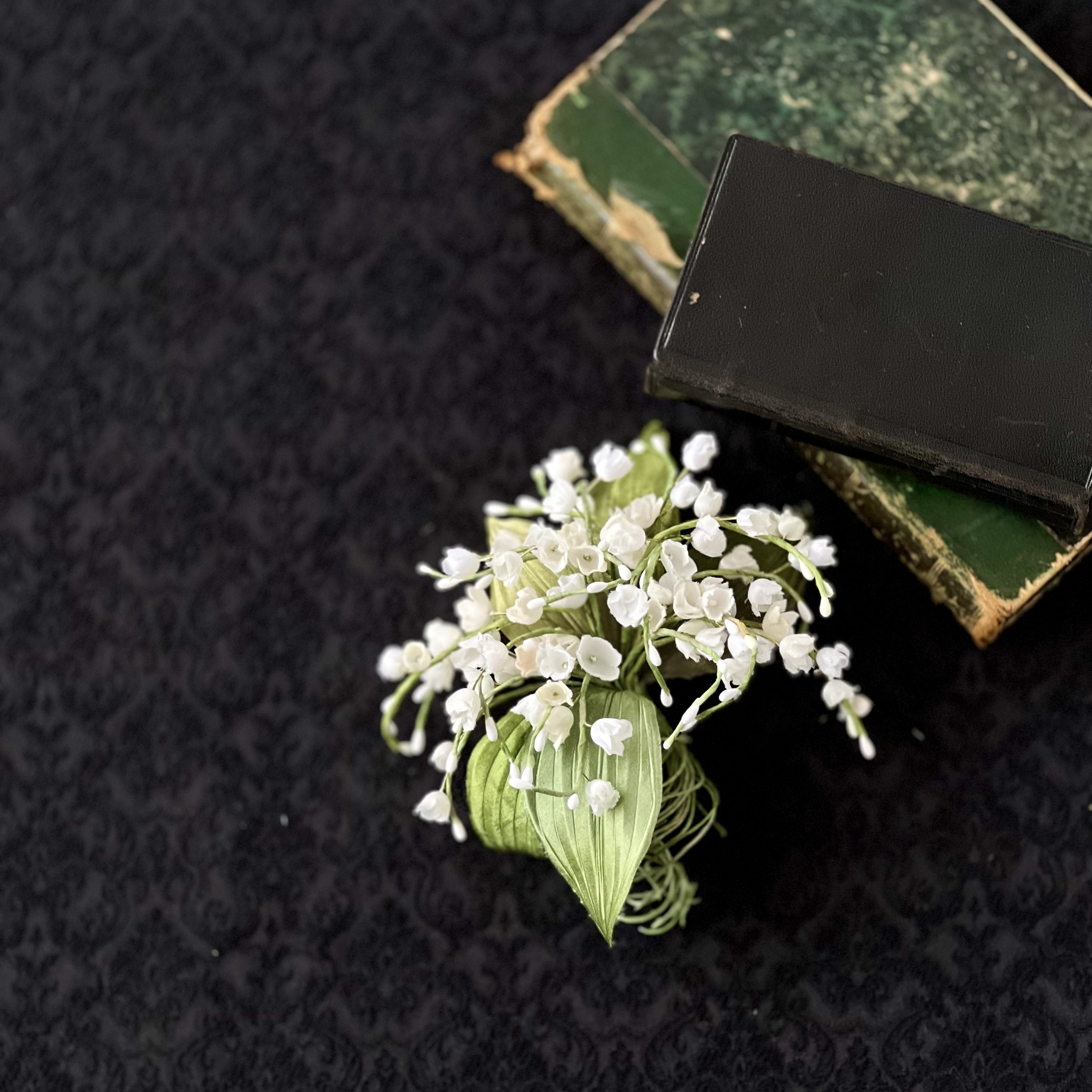 たっぷりとしたスズランのコサージュ　染め花　布花