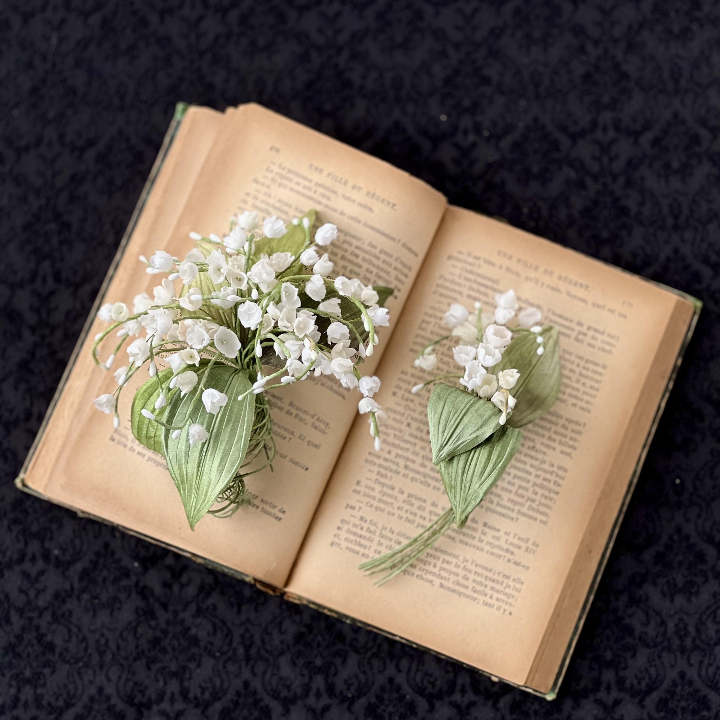 たっぷりとしたスズランのコサージュ　染め花　布花