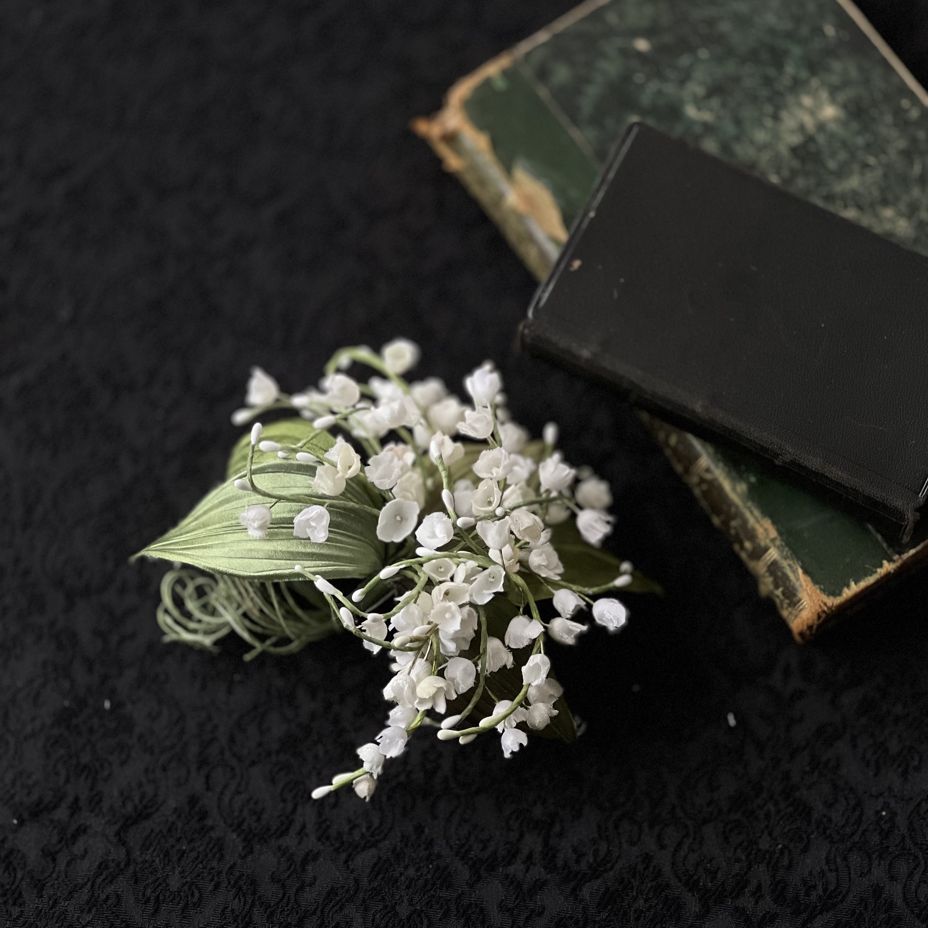 たっぷりとしたスズランのコサージュ　染め花　布花