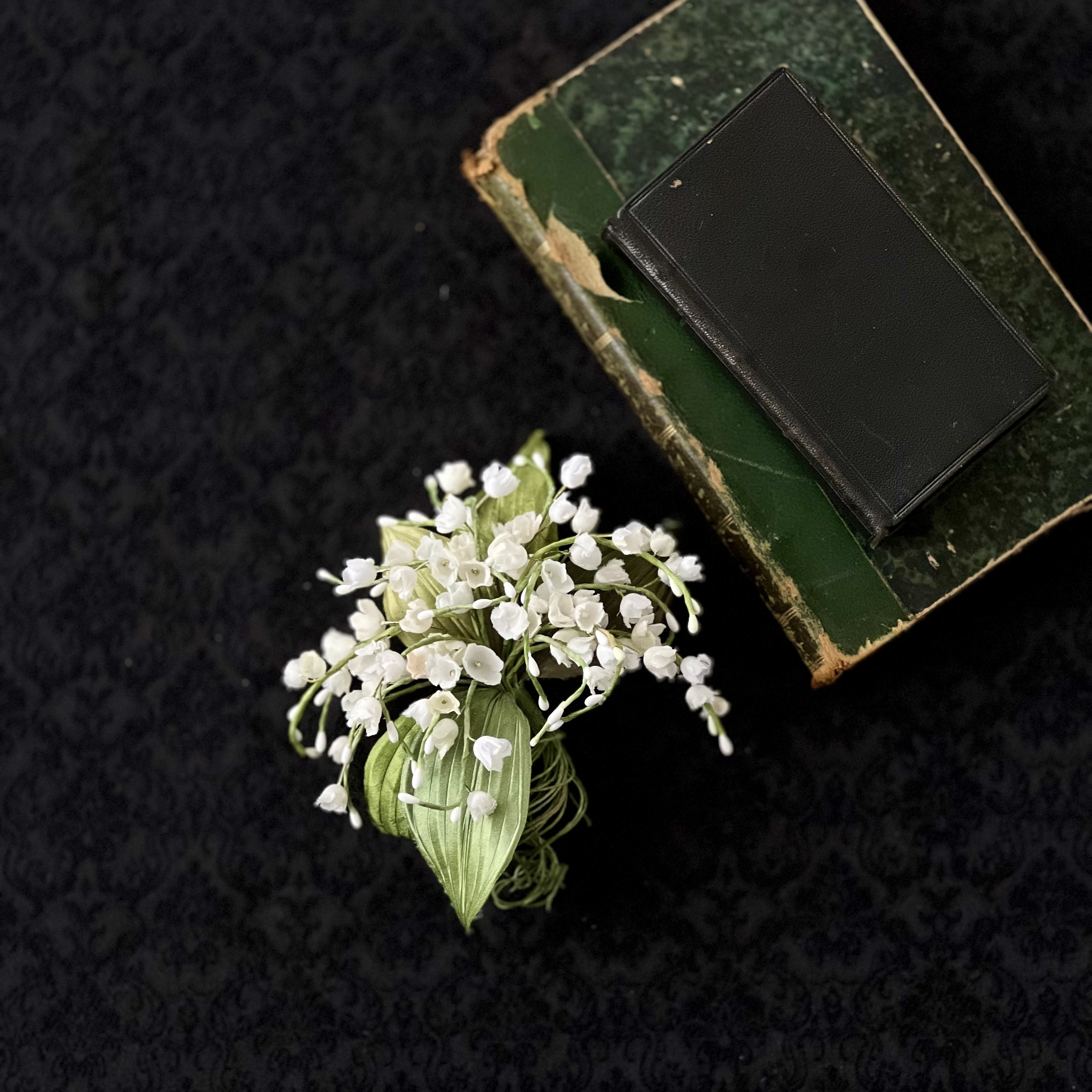 たっぷりとしたスズランのコサージュ　染め花　布花