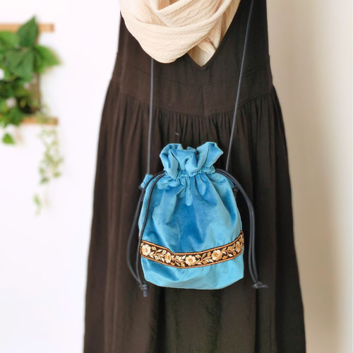 冬のコーデを引き立てる差し色に 冬空に映える小さな贅沢～インド刺繍