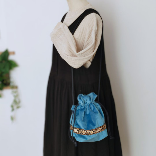 冬のコーデを引き立てる差し色に 冬空に映える小さな贅沢～インド刺繍