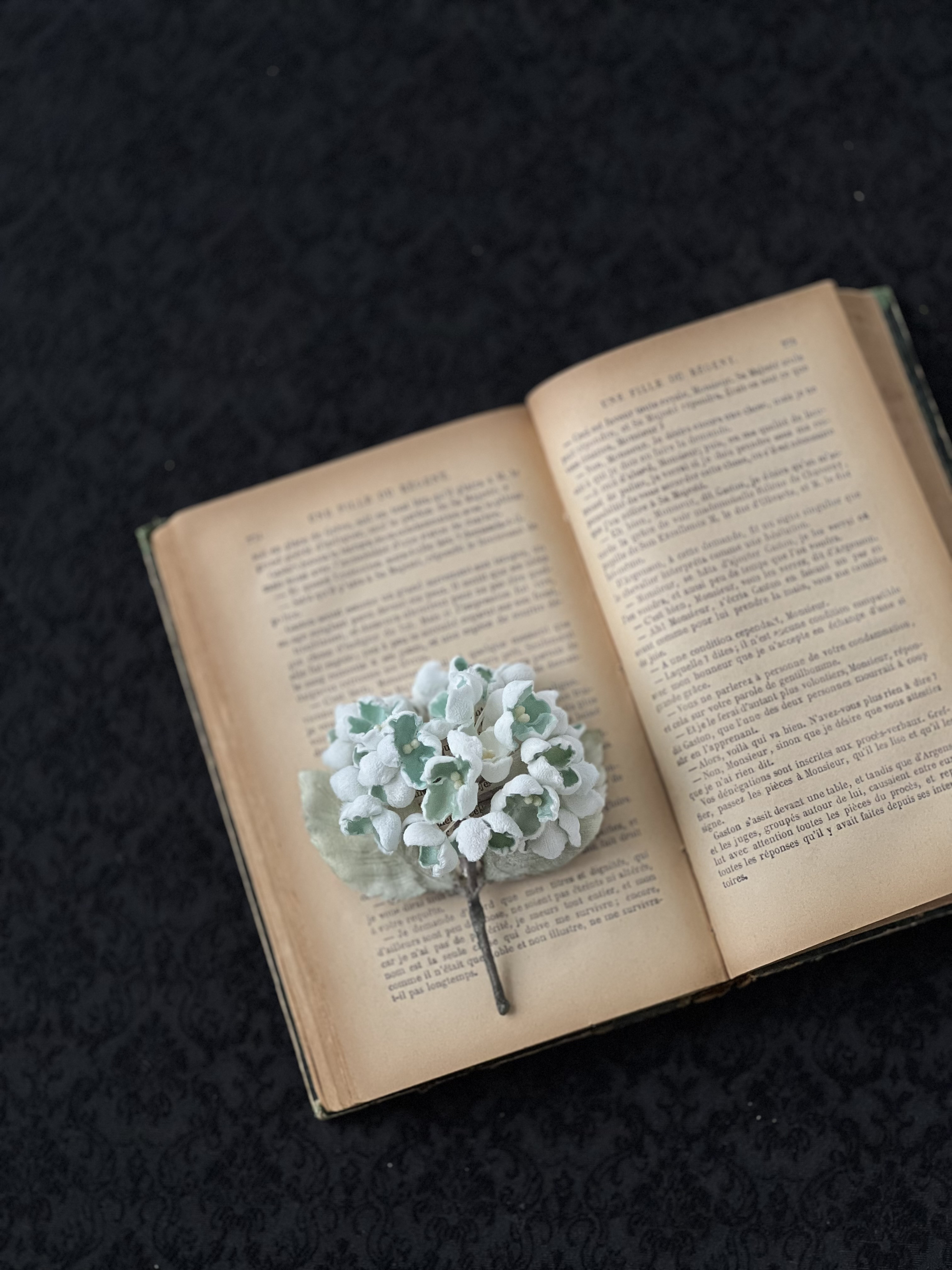 冬紫陽花のコサージュ　布花　染め花